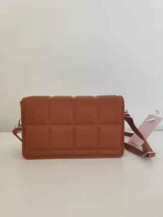 Bolso marrón acolchado