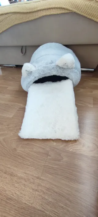 Cama Igloo para Mascotas Gris y Blanca