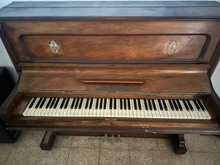 Piano vertical clásico de madera