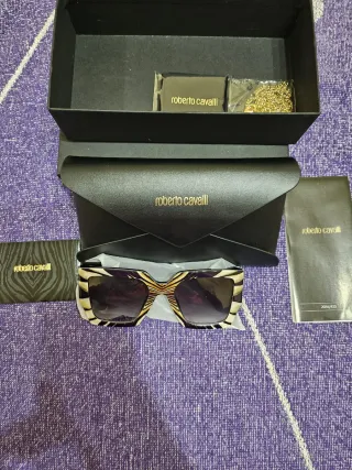 Gafas de sol Dior negras y doradas