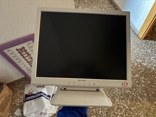 Monitor Sharp Gris y Blanco