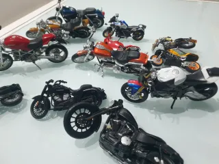 12 modellini moto Harley Davidson ecc in blocco