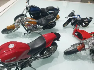 12 modellini moto Harley Davidson ecc in blocco