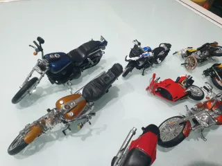 12 modellini moto Harley Davidson ecc in blocco