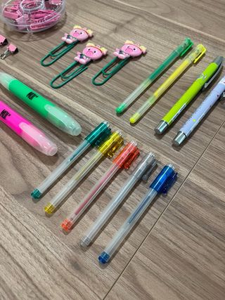 Lote 23 piezas bolígrafos y material de papelería