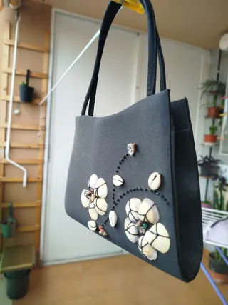 Bolso negro con adornos+ otro de regalo.
