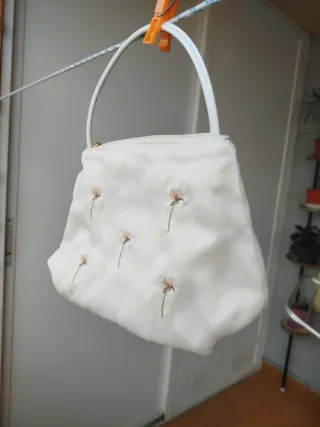 Bolso negro con adornos+ otro de regalo.