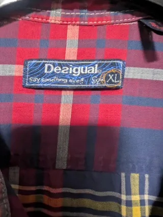 Camisa Desigual a cuadros con texto