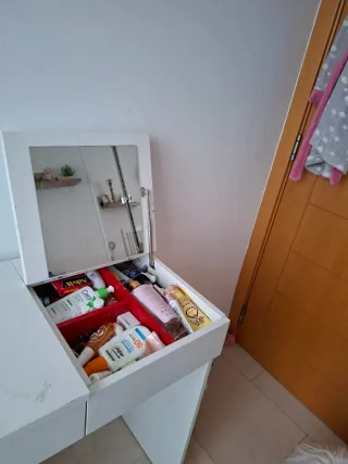 Tocador blanco con cajón ynespejo