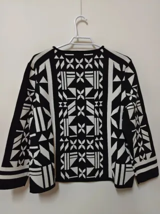 Jersey estampado geométrico negro y blanco