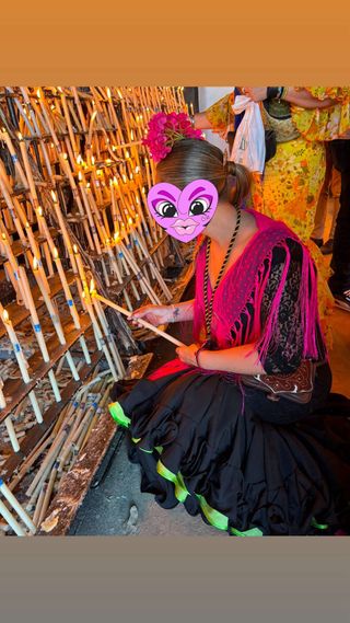 Traje de flamenca negro y fucsia