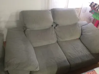 Dos sofás de tela gris