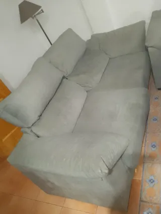 Dos sofás de tela gris