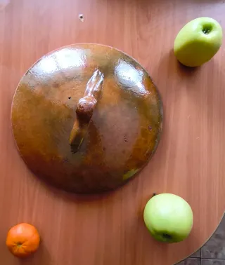 Preciosa cacerola/olla de barro cocido hecha amano