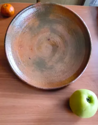 Preciosa cacerola/olla de barro cocido hecha amano