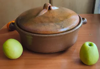 Preciosa cacerola/olla de barro cocido hecha amano