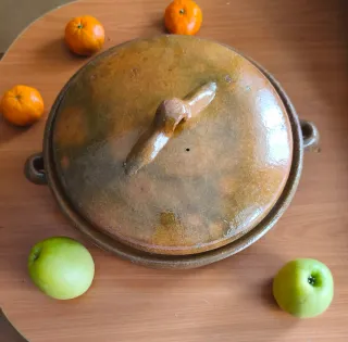 Preciosa cacerola/olla de barro cocido hecha amano