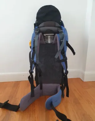 Mochila Portabebés Senderismo Azul. Marca Deuter.