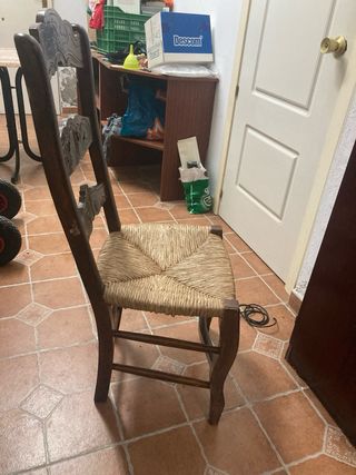 Sillas de enea madera. Se venden cuatro.