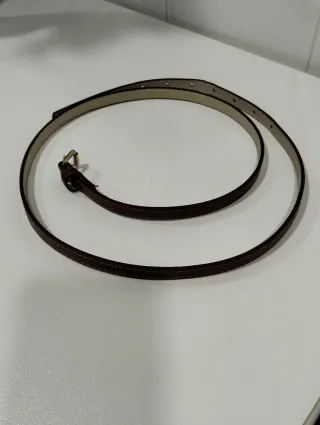 Cinturón de cuero marrón con hebilla