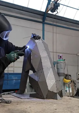 Escultura Doberman Metal Geométrico