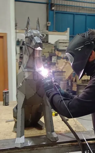 Escultura Doberman Metal Geométrico