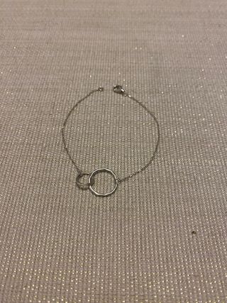 Pulsera fina con dos aros entrelazados
