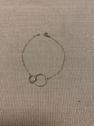 Pulsera fina con dos aros entrelazados