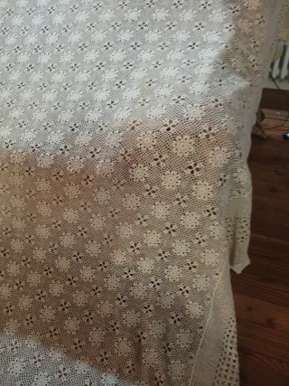 Copriletto uncinetto floreale beige