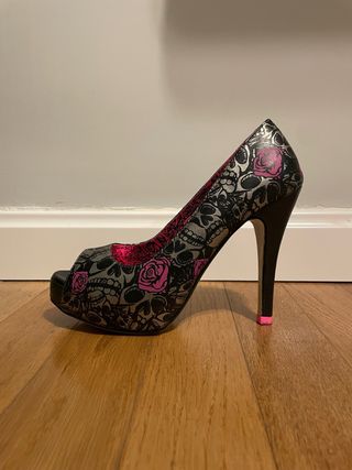 Zapatos Iron Fist Peep-Toe Tacón Calaveras Rosas