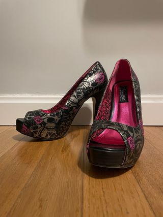 Zapatos Iron Fist Peep-Toe Tacón Calaveras Rosas
