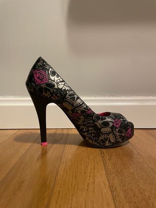 Zapatos Iron Fist Peep-Toe Tacón Calaveras Rosas