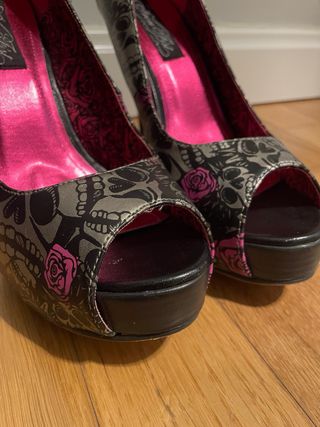 Zapatos Iron Fist Peep-Toe Tacón Calaveras Rosas