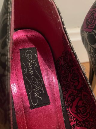 Zapatos Iron Fist Peep-Toe Tacón Calaveras Rosas