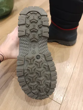 Botas de nieve negras y rojas . Talla 38-39