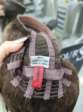 Media peluca castaña con diadema