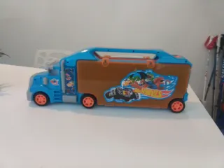 Camión Hotwheels Porta Coches con Rampa