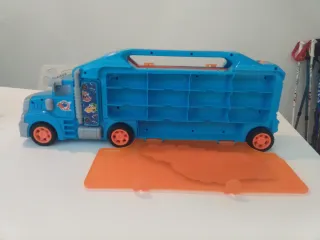 Camión Hotwheels Porta Coches con Rampa