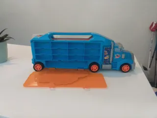 Camión Hotwheels Porta Coches con Rampa