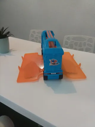 Camión Hotwheels Porta Coches con Rampa