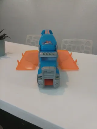 Camión Hotwheels Porta Coches con Rampa