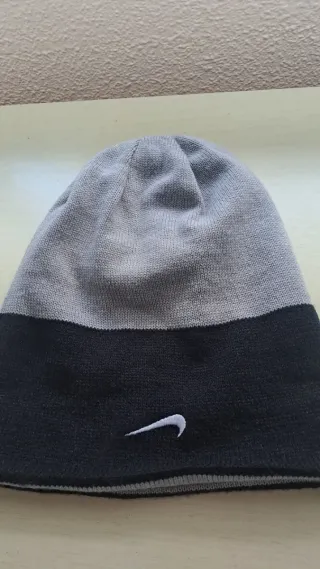 Gorro Nike reversible gris y negro