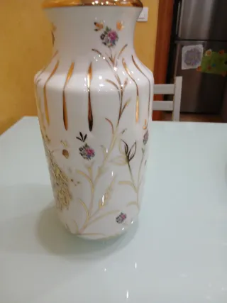 Jarrón de porcelana con detalles dorados