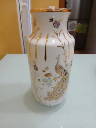 Jarrón de porcelana con detalles dorados