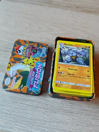100 Cartas Pokémon Variadas + lata naranja