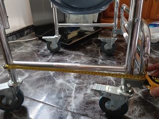 Silla con ruedas e inodoro en buen estado.