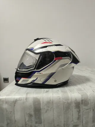 Casco de moto blanco con diseño