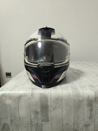 Casco de moto blanco con diseño