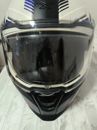 Casco de moto blanco con diseño