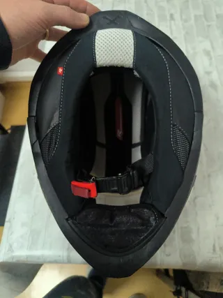 Casco de moto blanco con diseño